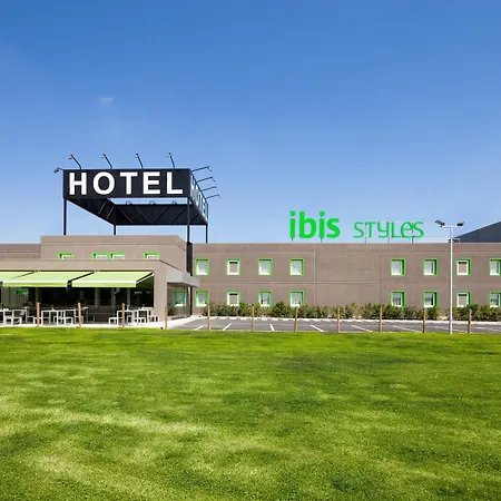 Ibis Styles Lleida 호텔 Torrefarrera