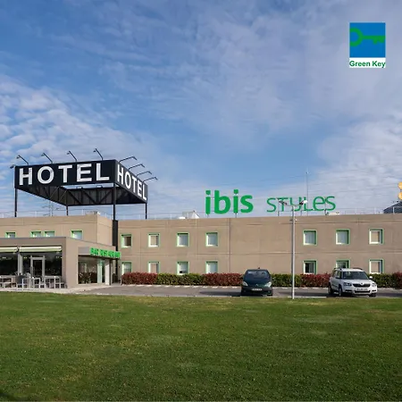 Ibis Styles Torrefarrera Hotel